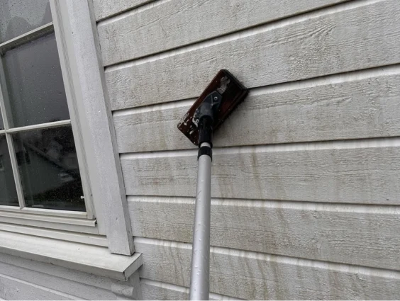 Nærbilde av vask av trekledning på fasade