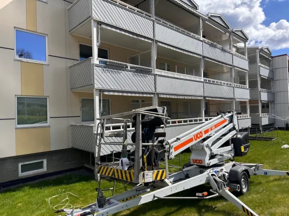 Lift ved større boligbygg under fasadevask