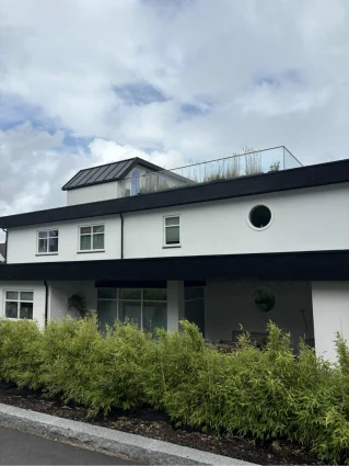 Hvit fasade med mørke detaljer på bolig i Vestfold